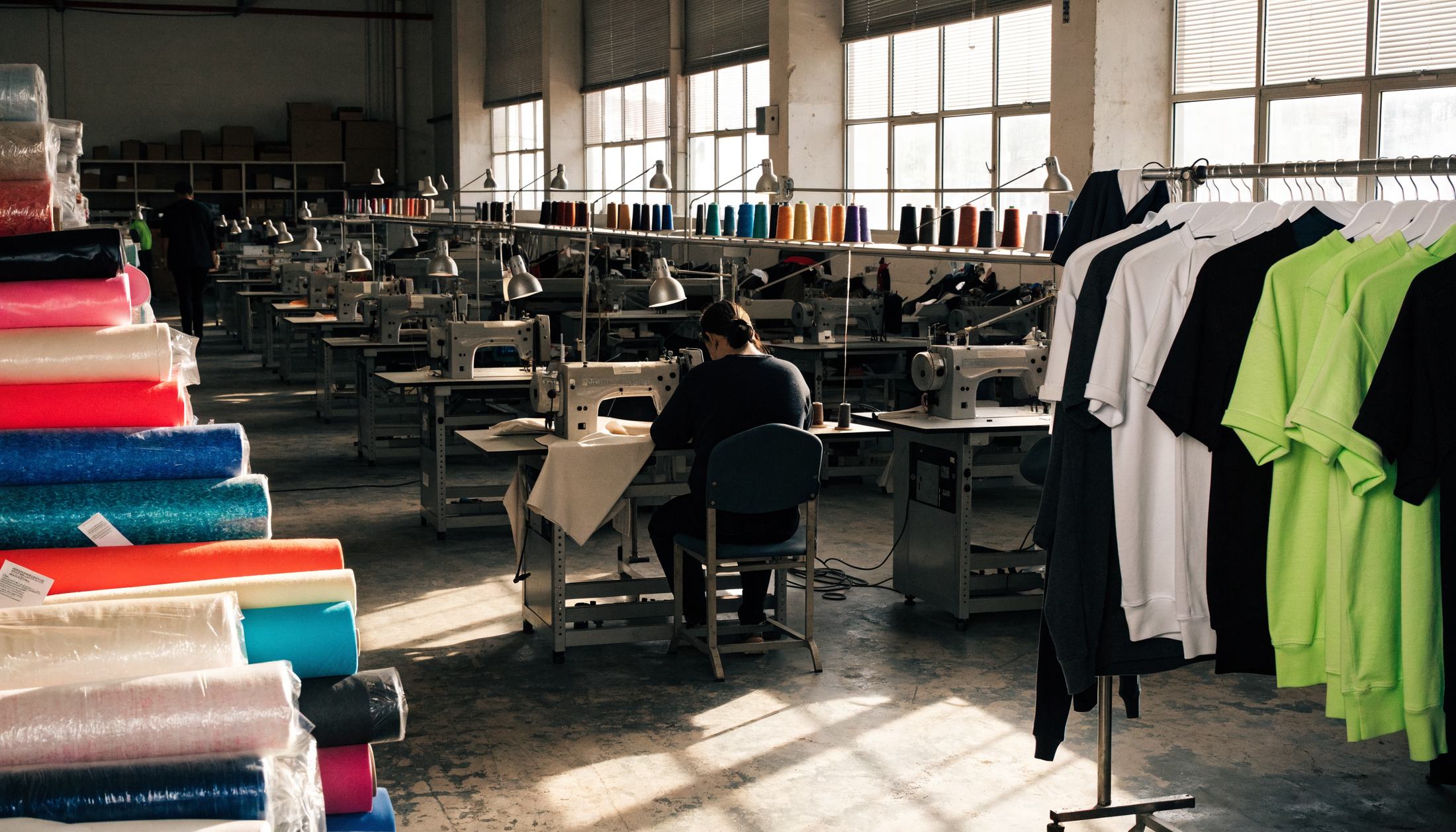 Atelier de confection textile avec des machines à coudre industrielles
